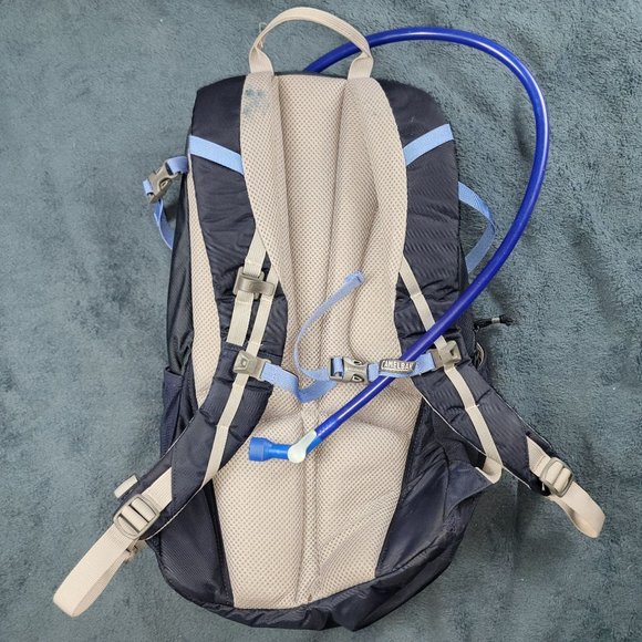 Camelbak Daystar 16 Hydration Backpack 2.5L Reservoir Mesh Back Hiking Camping - Picture 2 of 16